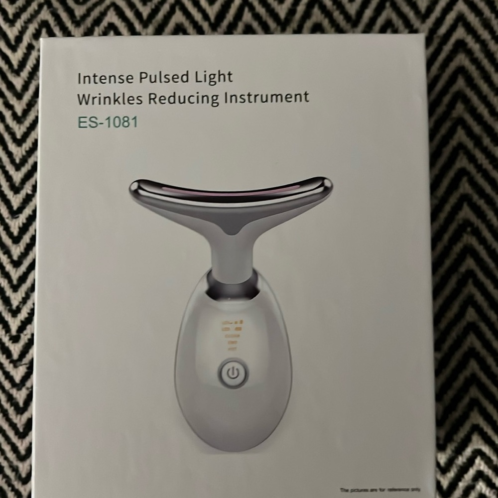 Pulse light wrinkle reducing instrument MyoGlow neck lifting device